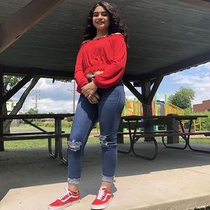 red cropped long sleeve blouse.😍